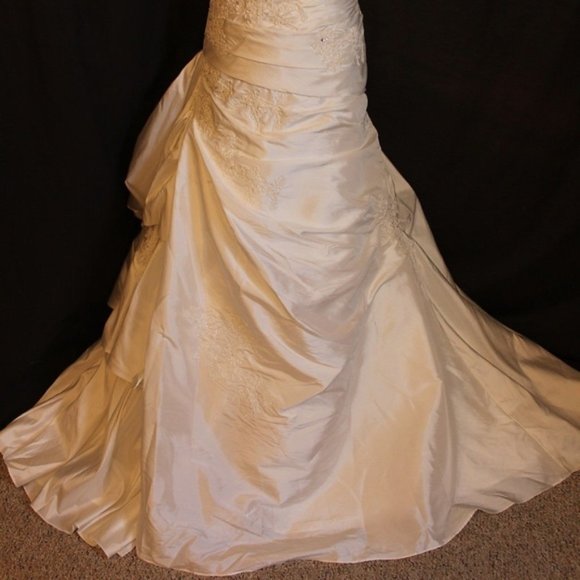 *HP SPECIAL PRICE* Stunning Ivory Strapless Wedding Gown/Shawl/Purse Size 4 - Picture 5 of 9